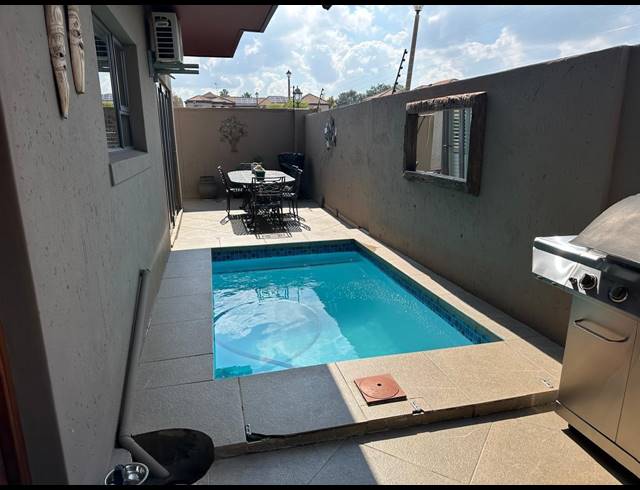 4 BEDROOM TOWNHOUSE FOR SALE IN VANDERBIJLPARK SE 3